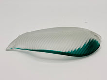 Afbeelding in Gallery-weergave laden, Alfredo Barbini Murano Glazen Blad Kom, Gesigneerd, 20 cm, Aqua Teal, Italië
