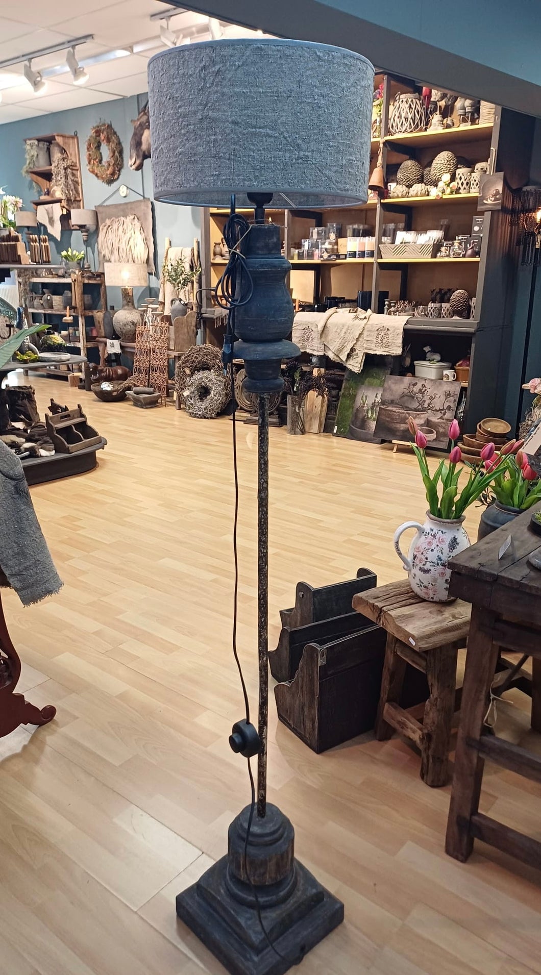 Staande lamp 140 cm hoog (zonder kap) wordt niet opgestuurd, ophalen in de winkel!